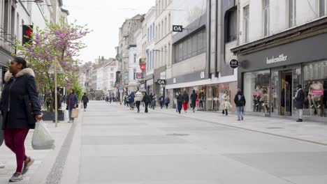 Menschen-Drängen-Sich-In-Der-Einkaufsstraße-Im-Stadtzentrum-Im-Matongé-Viertel-In-Ixelles---Brüssel,-Belgien