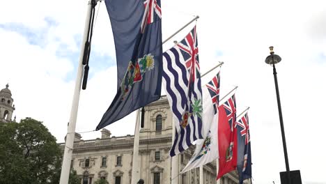 Banderas-De-La-Commonwealth-Ondeando-En-El-Viento-En-La-Plaza-Del-Parlamento-En-Westminster