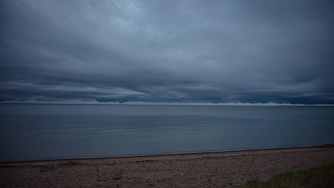 Dunkler-Und-Stürmisch-Bewölkter-Himmel-An-Einem-Einsamen-Strand---Stimmungsvolle-Wolkenlandschaft-Im-Zeitraffer