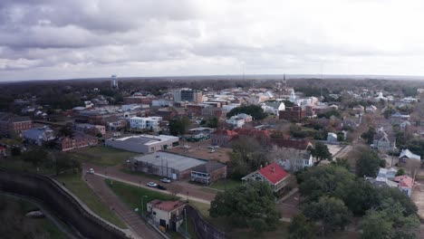 Wide-reverse-pullback-aerial-shot-of-the-historic-pre-Civil-War-town-of-Natchez,-Mississippi