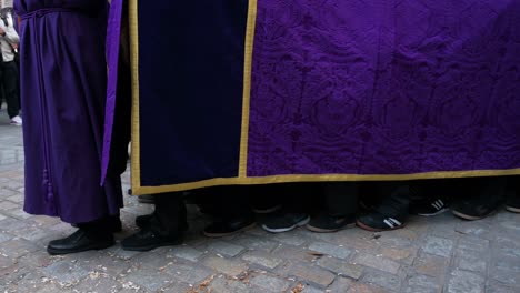 Büßer-Tragen-Ohne-Jegliche-Sichtbarkeit-Das-Bild-Von-Jesus-Christus-Während-Der-Feierlichkeiten-Zur-Karwoche-In-Cádiz,-Spanien