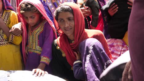 Madre-Con-Un-Niño-Hablando-En-El-Campamento-De-Ayuda-Contra-Inundaciones-En-Sindh,-Pakistán