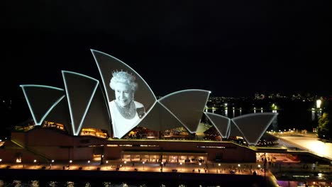 La-ópera-De-Sydney-Proyecta-Un-Memorial-Por-El-Fallecimiento-De-La-Reina-Isabel-Ii,-La-Monarca-Con-El-Reinado-Más-Largo-De-Gran-Bretaña-Que-Murió-A-Los-96-Años