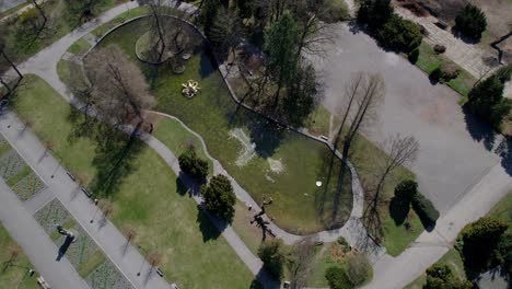 Parque-En-Olomouc-Con-Un-Estanque-Que-Refleja-El-Sol-Primaveral-En-La-Superficie