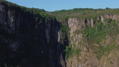 Drone-shot-of-Mutarazi-Falls-in-Zimbabwe---drone-is-reversing,-flying-away-from-the-bigger-waterfall