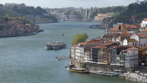 Fluss-Douro-In-Der-Stadt-Porto.-Statisch