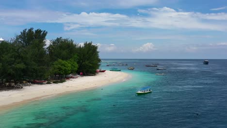 Wunderschöne-Luftaufnahme-Des-Weißen-Sandstrandes-Und-Des-Türkisfarbenen-Wassers-Auf-Der-Insel-Gili-Trawangan-In-Indonesien-An-Einem-Sonnigen-Sommertag