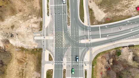 La-Intersección-De-La-Carretera-Está-Regulada-Por-Un-Semáforo,-Señales-En-La-Carretera-Y-Sin-Terminar-En-Un-Lado-De-La-Carretera