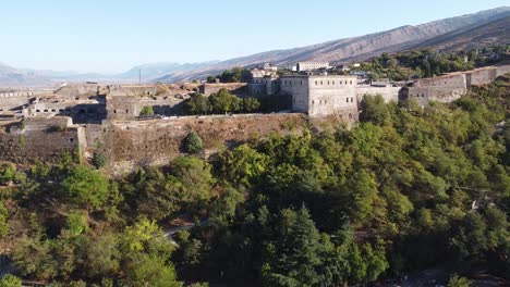 Burg-Gjirokaster,-Albanien---Luftaufnahme-Der-Alten-Mittelalterlichen-Burgmauern-Aus-Stein