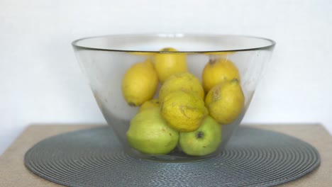 Kaukasische-Männer-Nehmen-Eine-Zitrone-Aus-Der-Obstschale-In-Der-Küche
