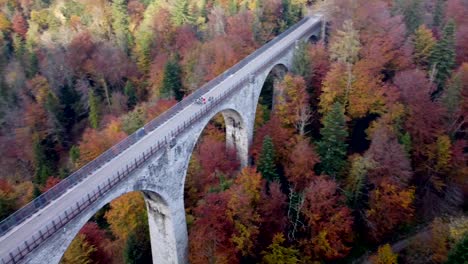 Luftaufnahme-Alte-Brücke-Im-Frühling-In-Der-Schweiz