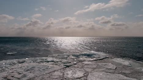 Schwimmende-Eisschilde-In-Den-Weiten-Ozeangewässern-Von-Duluth,-Minnesota