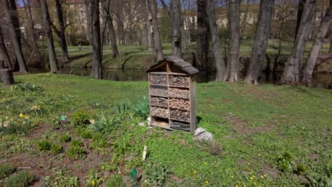 Insektenhotel-Im-Botanischen-Garten-Der-Stadt-Olomouc-Für-Die-Aufklärung-Der-Besucher-Und-Die-Nachhaltigkeit-Von-Insekten