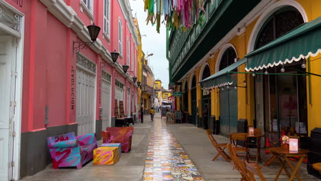 Tiro-Inclinado-Hacia-Abajo-Mientras-Camina-Por-La-Calle-Con-Casas-Coloridas-Y-Restaurantes-En-Lima-Callao-Monumental,-Perú-Durante-El-Día