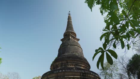 4K-Filmische-Religiöse-Reiseaufnahmen-Des-Buddhistischen-Tempels-Wat-Umong-In-Chiang-Mai,-Nordthailand,-An-Einem-Sonnigen-Tag