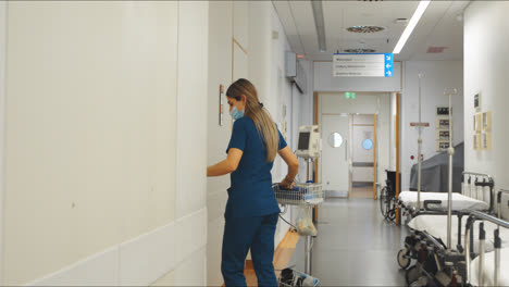 Krankenschwester-Betritt-Patientenzimmer-In-Privatklinik-Und-Trägt-Ausrüstung-Für-Routineuntersuchungen