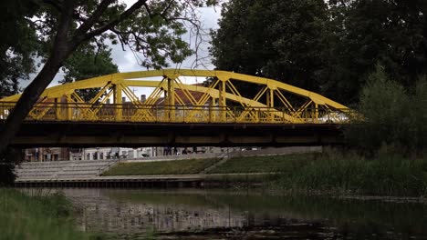 Berühmte-Gelbe-Brücke-In-Silute,-Litauen