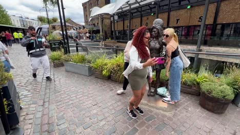 Bronze-statue-of-singer-Amy-Winehouse-in-Camden-Town