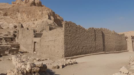 Ruinas-De-Deir-El-medina-Antigua-Aldea-De-Trabajadores-Egipcios,-Paredes-Exteriores,-Luxor,-Egipto
