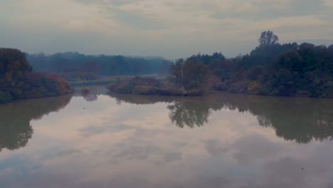Luftaufnahme-Eines-Klaren,-Spiegelnden-Sees-In-Einem-Wald-An-Einem-Wunderschönen-Herbstmorgen-In-Der-Slowenischen-Landschaft