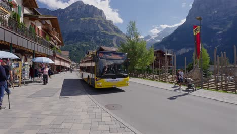 Öffentlicher-Bus-Fährt-In-Grindelwald,-Schweiz-Vorbei