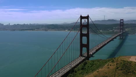 Breite-Luftaufnahme-Der-Weltberühmten-San-Francisco-Golden-Gate-Bridge-In-Kalifornien,-USA,-An-Einem-Sonnigen-Sommertag-Bei-Wenig-Verkehr