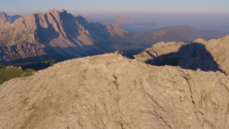 Luftaufnahme-über-Dem-Einzelnen-Kreuz-Auf-Dem-Südtiroler-Plose-Peitlerkofel-Dolomitengipfel-Mit-Blick-Auf-Das-Extreme-Tal-Darunter