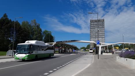 Autobús-Interurbano-Sor-Bn12-Cng-De-La-Compañía-3csad-En-La-Estación-De-Tren-De-Havirov,-República-Checa