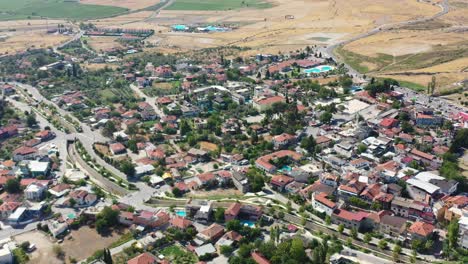 Vista-Aérea-De-La-Zona-Residencial-De-La-Ciudad-De-Pamukkale-En-Turquía-En-Un-Día-Soleado-De-Verano