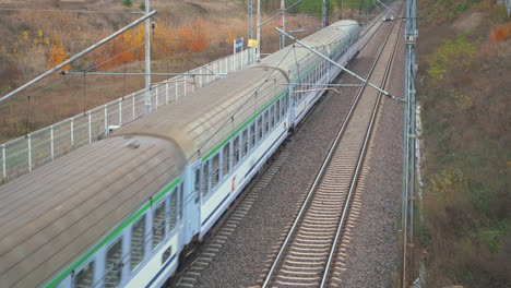 Schnell-Fahrender-Zug-Auf-Der-Eisenbahn