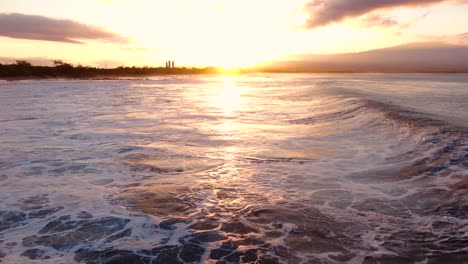 Statische-Luftaufnahme-Großer-Wellen-Auf-Maui,-Hawaii-Bei-Sonnenaufgang-Mit-Meeresgischt