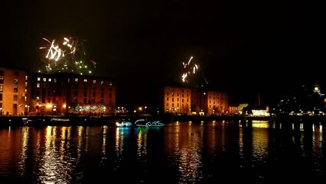 Liverpool-Albert-Dock:-Feuerwerk-„Fluss-Des-Lichts“.