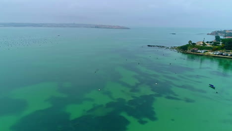 Ruhiges-Türkisfarbenes-Wasser-Und-Malerische-Ausblicke-Auf-Die-Küsteninsel---Luftaufnahme