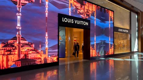 Beautiful-Louis-Vuitton-storefront-in-international-airport-in-Istanbul-Turkey,-cool-moving-art,-busy-airport-with-luxury-stores,-4K-shot