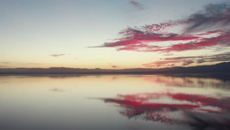 Fantastischer-Sonnenuntergang-über-Dem-Ruhigen-Saltonmeer