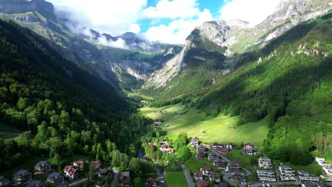 Luftaufnahme-Wunderschöne-Schweizer-Naturlandschaft