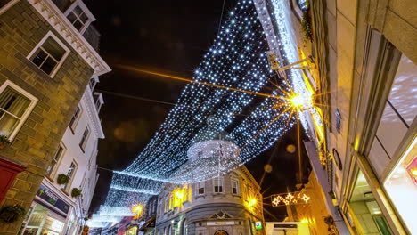 Hyperlapse-Der-Weihnachtsbeleuchtung-Auf-Der-Straße-In-Der-Stadt-Guernsey-Bei-Nacht