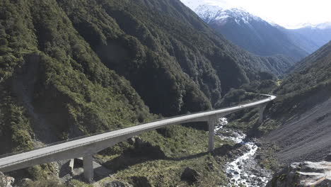 Coches-Circulando-Por-Un-Viaducto-En-Las-Montañas-De-Nueva-Zelanda