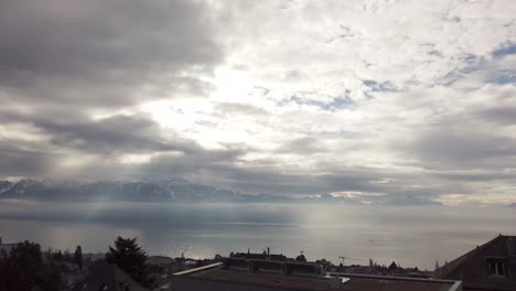 Zeitraffer:-Genfer-See,-Bewölkter-Tag-Und-Ein-Paar-Sonnenstrahlen,-Französische-Berge-Auf-Der-Gegenüberliegenden-Seite-Des-Alpensees