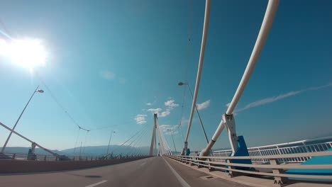 Conduciendo-Por-El-Puente-Rio-antirrio