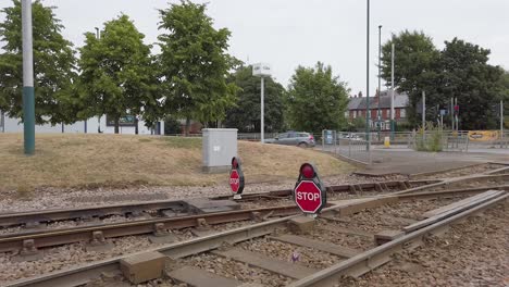 Rote-Stopptafeln-An-Den-Straßenbahnlinien-Von-Nottingham-Warnen-Die-Straßenbahnfahrer,-Während-Der-Wartungsarbeiten-Vorbeizufahren