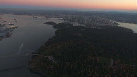 Weitwinkelaufnahme-Der-Innenstadt-Von-Vancouver-Vom-Stanley-Park-Aus,-Abenddämmerung