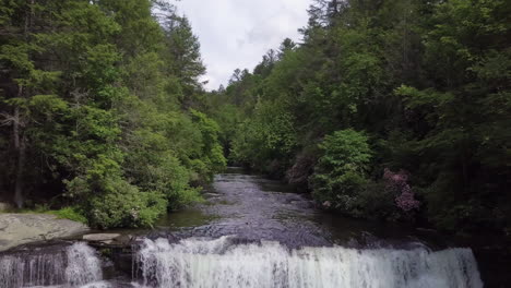Fliegen-über-Wasserfälle-Im-Dupont-State-Park-In-North-Carolina