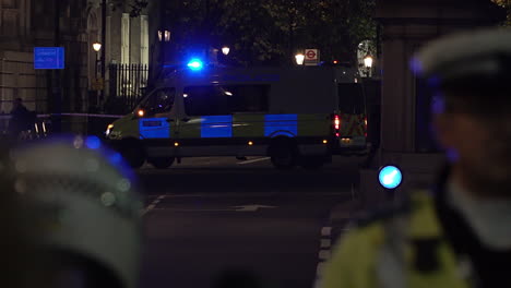 Großbritannien,-November-2018-–-Polizeibeamte-Der-Metropolregion-Bewachen-Eine-Sicherheitskette-Während-Der-Untersuchung-Eines-Verdächtigen-Pakets-In-Der-Nähe-Der-Downing-Street-In-Whitehall-In-London