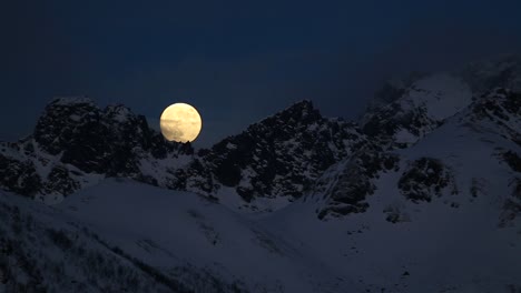 Viendo-Una-Increíble-Puesta-De-Luna-Llena,-Noruega