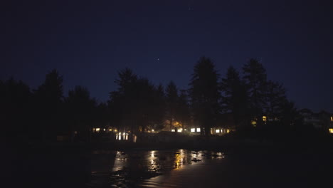 Warme-Hauslichtreflexionen-An-Einem-Nassen-Strand-In-Sternenklarer-Nacht,-Tofino,-Kanada