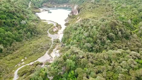 Vista-De-Drones-Del-Parque-Geotérmico-De-Waimangu,-Rotorua,-Nueva-Zelanda