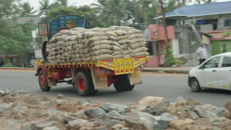 Camión-Indio-Conduciendo-Por-La-Carretera