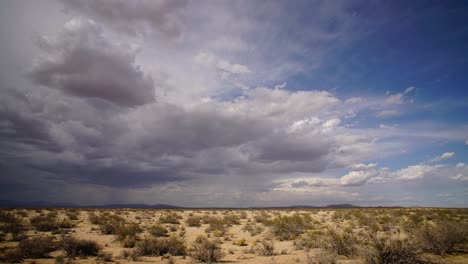 Mojave-Wüstensturm-Bildet-Sich-Mit-Dicken-Wolken-über-Karger-Landschaft
