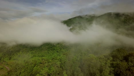 Vista-Aérea-Volando-Sobre-La-Exuberante-Montaña-Verde-De-La-Selva-Tropical-Con-Nubes-De-Lluvia-Durante-La-Temporada-De-Lluvias-En-El-Parque-Nacional-Reservado-De-La-Montaña-Doi-Phuka-En-El-Norte-De-Tailandia